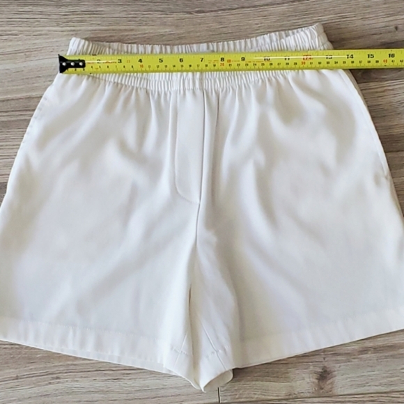 Aritzia Babaton Deakin 5" Shorts, Matte Crepe Texture, Pearl, Small, Like New - Picture 10 of 16